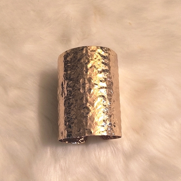 Textured Gold Tone Cuff Bracelet. Great Condition. - Picture 4 of 4